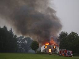 De brandende woning naast de A2. (foto: Bart Meesters/Meesters Multi Media)