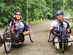 Henri en Neel gaan per handbike een Oostenrijkse berg beklimmen. (Foto: Edwin Vossen)