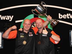 Michael van Gerwen en Raymond van Barneveld vertegenwoordigen Nederland opnieuw op de World Cup of Darts (foto: Lawrence Lustig/PDC)