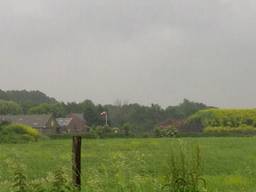 Het bedrijf dat voor overlast zorgt maakt compost. Er liggen grote bergen op het terrein