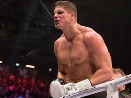 Rico Verhoeven neemt het op tegen Gerges. (foto: OrangePictures)