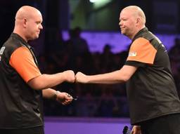 Van Gerwen en Van Barneveld (foto: VI Images).