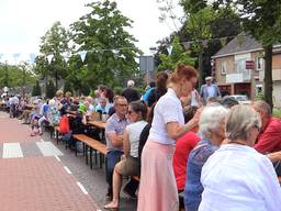 700 mensen eten samen aan één tafel. (foto: Raymond Merkx)