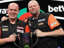 Michael van Gerwen en Raymond van Barneveld zijn de beste van de wereld. (Foto: Kelly Deckers/PDC)