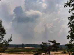 Onweerswolken boven de Loonse en Drunense Duinen. (Foto: Paul Francken/Twitter)