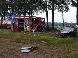 Twee personen raakten gewond bij de botsing met de vrachtwagen. Foto: Danny van Schijndel