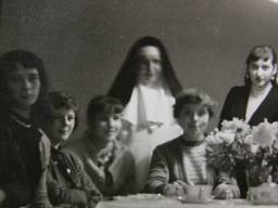 Jo (vierde van links) bij de Zusters van de Goede Herder.
