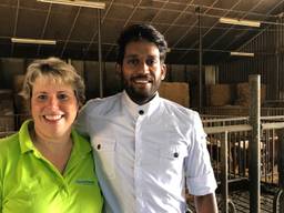 Klasseboerin Wilma Zonnenberg en chef-kok Naresh Ramdjas in de koeienstal in Herpen