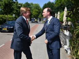 Koning Willem-Alexander wordt verwelkomd door burgemeester Ryan Palmen van gemeente Hilvarenbeek (foto: gemeente Hilvarenbeek)