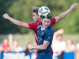 Maarten Bosch wint een kopduel van Jong Almere City-speler Jelle Goselink (foto: OrangePictures).