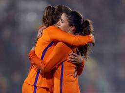 Oranjeleeuwinnen Danielle van de Donk (rechts) en Lieke Martens. (Foto: Orange Pictures)