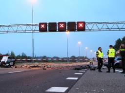 De ravage op de A16 is groot. (Foto: Remco de Ruijter)