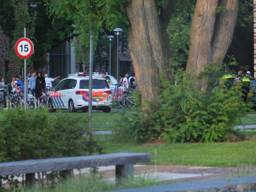 Een persoon werd zondagavond zwaargewond naar het ziekenhuis gebracht na een steekpartij. (Foto: SK-Media)