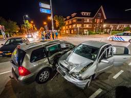 Twee auto's zijn zondagavond in Eindhoven met elkaar in botsing gekomen. (Foto: Sem van Rijssel)