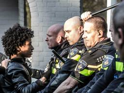 Protesterende Eritreeërs werden tegengehouden door de politie. (Foto: Rob Engelaar)