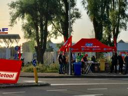 Werknemers van DAF Eindhoven leggen vrijdag het werk neer. (foto: Hans van Hamersveld)