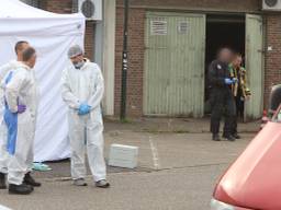 Onderzoek bij garagebox in Geldrop waar een dode werd gevonden (Foto: Hans van Hamersveld)