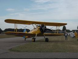 Op het vliegveld van Breda zijn dit weekend honderden klassieke auto’s motoren, trucks en vliegtuigen te zien bij het evenement Classic Cars and Aeroplanes.