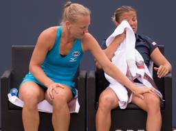 Bertens en Flipkens na de opgave in de finale van de dubbelspelfinale (foto: VI Images).