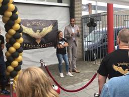 Kickbokser Alicia Holzken opende zondag haar eigen boksschool in aanwezigheid van drievoudig kampioen Arnold Vanderlyde.