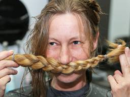 Claudia Kempen doneert haar prachtige blonde lokken om er een pruik van te laten maken. Foto: Karin Kamp