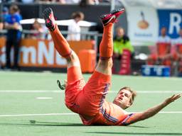 Jeroen Hertzberger gaat onderuit tijdens Nederland- Argentinie bij de Hockey Champions Trophy. Foto:  ANP.