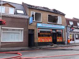 De schade aan de kebabzaak is groot. (foto: Raymond Merkx)