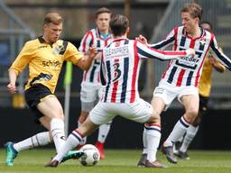 Sydney van Hooijdonk in actie tijdens de derby van NAC O19 tegen Willem II O19 (foto: VI Images).