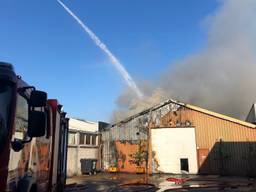 Vanuit een hoogwerker is de brandweer bezig met blussen. (Foto: Karlijn Houterman)