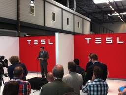 De opening van de eerste assemblagefabriek van Tesla in Tilburg in 2013 (foto: Raoul Cartens)