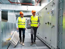 Gert-Jan Bloks van Anteryon (l) op de in aanbouw zijnde Brainport Industries Campus (foto: Bram Saeys).