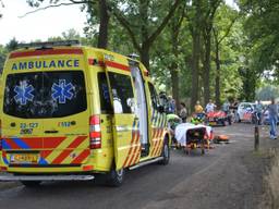 De hulpverlening in beeld na het ongeluk in Deurne (foto: Dave Hendriks/SQ Vision Mediaprodukties).