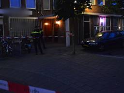 Agenten bij een van de panden waar de inval was (foto: Perry Roovers/ SQ Vision).