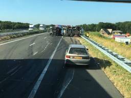 De gekantelde vrachtwagen op de A50 (Foto: Tom Louters)