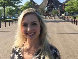 Nicole zoekt haar prins op het witte paard in de Efteling.