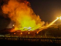 De schuur is verwoest door de grote brand (foto: Pim Verkoelen/SQ Vision Mediaprodukties).