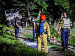 Het bestelbusje is in het buitengebied gedumpt (foto: Danny van Schijndel).