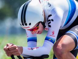 Ellen van Dijk rijdt haar tijdrit tijdens het NK in Bergen op Zoom. (Foto: ANP.)