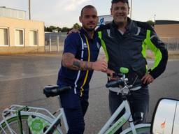 Wesley Sneijder verkent de omgeving op een heuse Land van Cuijk-fiets. (Foto: Twitter @MengerinkRoy)