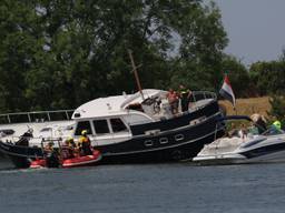 Boot vaart tegen bodem en helt gevaarlijk over bij Sint Agatha (SK-Media)