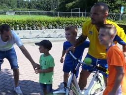Wesley Sneijder gaat op de foto met jonge fans in Mill. (foto: Eva de Schipper)
