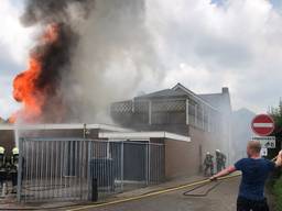De vlammen slaan uit het dak (foto: Bart Meesters/Meesters Multi Media)