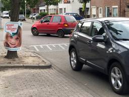 Met borden worden automobilisten bedankt dat ze niet te snel hebben gereden en zo geld hebben opgehaald voor de buurt. (Foto: Edwin Vossen)