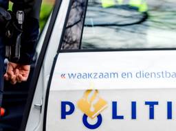 De politie is op zoek naar de bestuurster van de auto. (Foto: ANP)