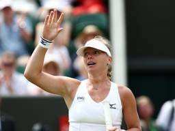 Kiki Bertens bedankt het publiek op Wimbledon (foto: VI Images).