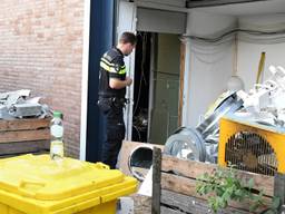 De loods wordt door de politie leeggeruimd. (Foto: Obscura Foto)