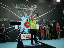 Michael van Gerwen wint in 2016 de World Matchplay. (Foto: VI Images)