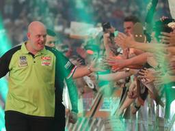 Michael van Gerwen loopt langs de fans naar het podium (foto: ANP).