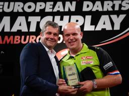 Michael van Gerwen blij met de winst in Hamburg (foto: PDC Europe).