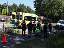 Ambulancemedewerkers helpen het kind en nemen hem uiteindelijk mee naar het ziekenhuis. (Foto: Foto Persbureau Midden Brabant)